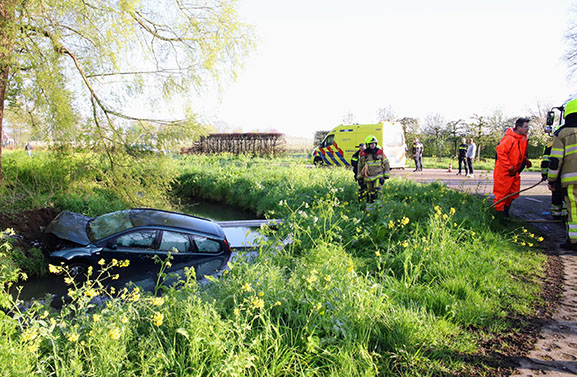 Auto in de sloot in Eck en Wiel, bestuurder naar het ziekenhuis