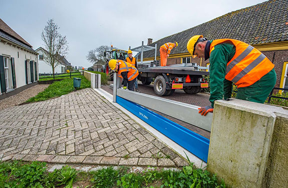 Oefening met het sluiten van de coupures aan de Rijnbandijk in Rijswijk