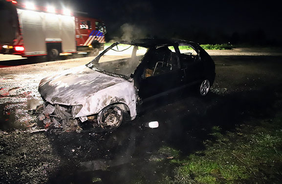 Auto brandt volledig uit op een parkeerplaats aan de Rijnbandijk in Maurik