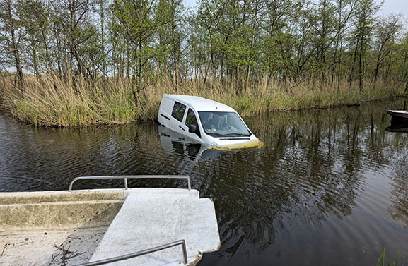 Bestelbus te water in Meerkerk