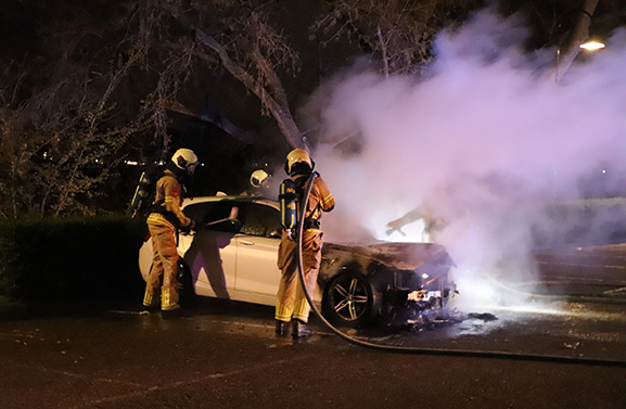 Autobrand aan de Lingedijk in Leerdam