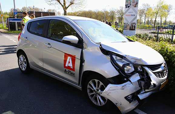 Auto belandt in sloot  na botsing op de Beesdseweg in Culemborg