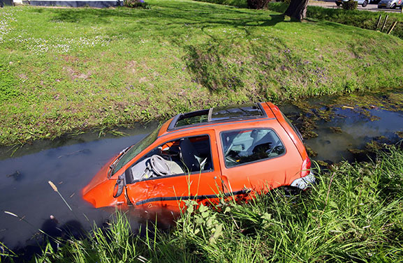 Auto belandt in sloot  na botsing op de Beesdseweg in Culemborg