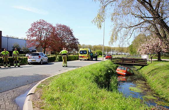 Auto belandt in sloot  na botsing op de Beesdseweg in Culemborg