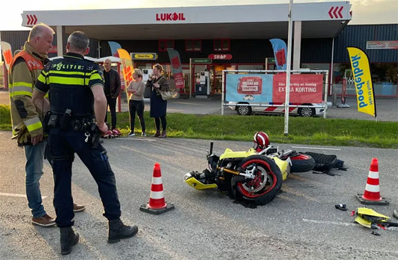 Motorrijder gewond na aanrijding met auto op Heukelumseweg in Asperen