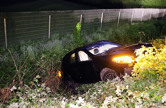 Auto vliegt uit de bocht op de Tielseweg in Buren