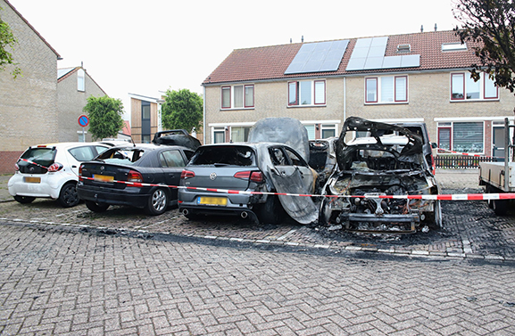 Brand verwoest zes auto's in Leerdam