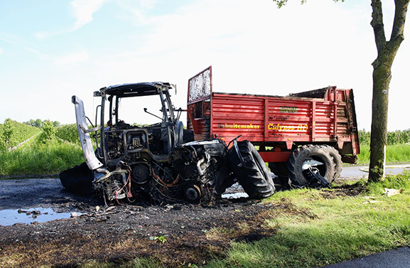 Trekker knalt tegen boom en vliegt in brand in Rumpt