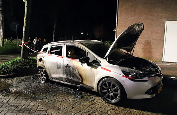 Auto verwoest door brand aan de Burgemeester Schorerlaan in Culemborg