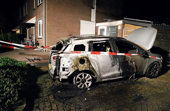 Auto verwoest door brand aan de Burgemeester Schorerlaan in Culemborg