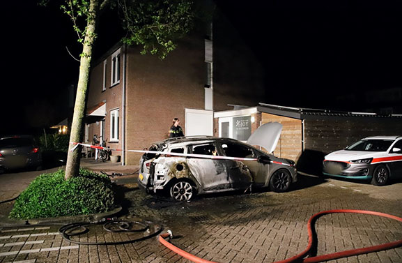 Auto verwoest door brand aan de Burgemeester Schorerlaan in Culemborg