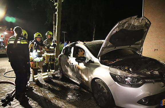 Auto verwoest door brand aan de Burgemeester Schorerlaan in Culemborg