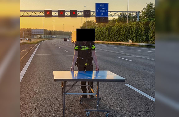 Agenten stellen verloren pingpongtafel veilig op A2 bij Vianen