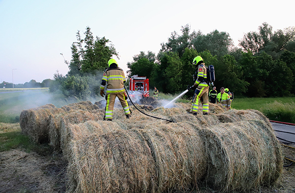 Rollen hooi in brand in Maurik