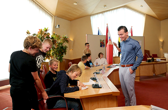 'De Partij voor de Frisse Neus', kinderen nemen de Burense raadzaal over