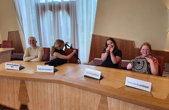 'De Partij voor de Frisse Neus', kinderen nemen de Burense raadzaal over
