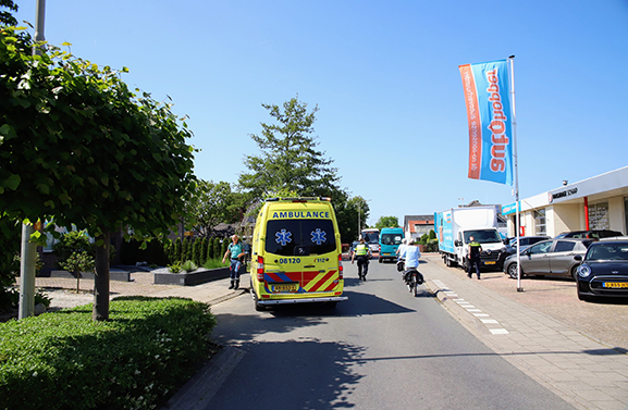 Vrouw gewond na val met fiets tegen auto met paardentrailer
