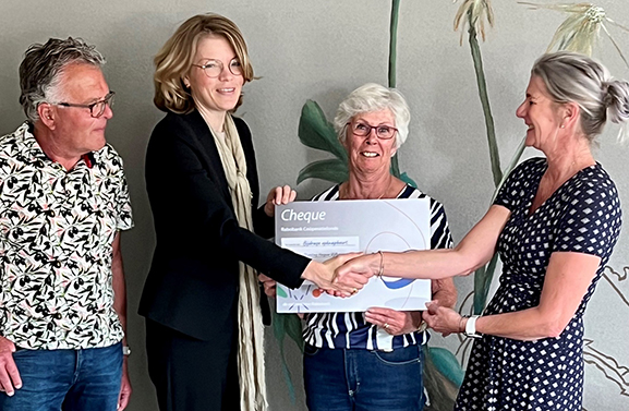 Hospice Vijfheerenlanden ontvangt cheque van Rabobank Coöperatiefonds