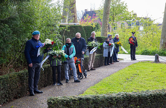 Dodenherdenking in Culemborg: bloemen en kransen bij monumenten