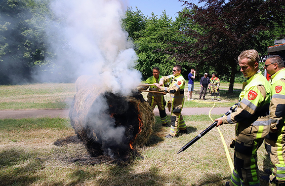 Hooirol in het Linge-Waal Park in Tiel in brand