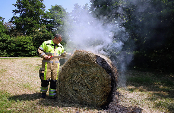 Hooirol in het Linge-Waal Park in Tiel in brand
