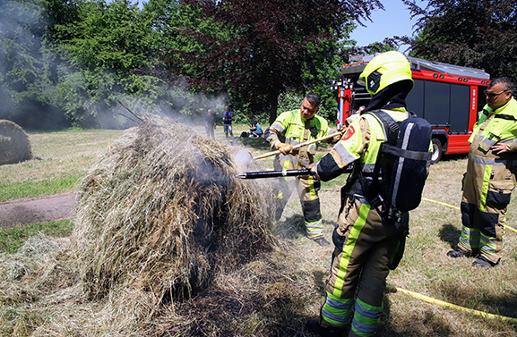 Hooirol in het Linge-Waal Park in Tiel in brand