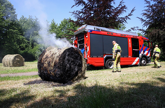 Hooirol in het Linge-Waal Park in Tiel in brand