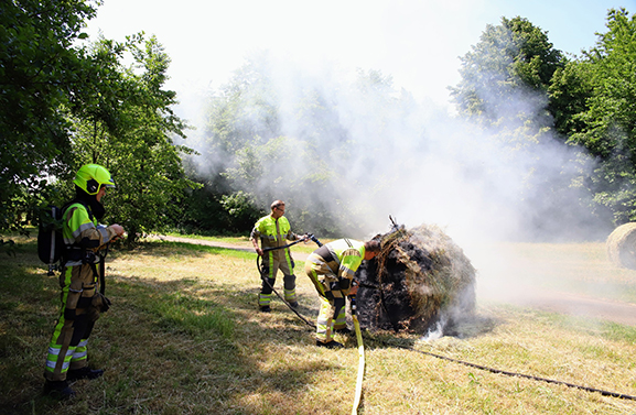 Hooirol in het Linge-Waal Park in Tiel in brand