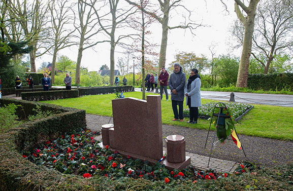 Dodenherdenking in Culemborg: bloemen en kransen bij monumenten