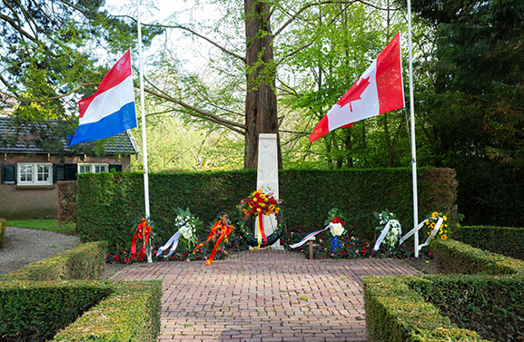 Dodenherdenking in Culemborg: bloemen en kransen bij monumenten