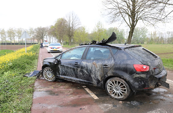 Auto te water aan de Tielerweg in Geldermalsen