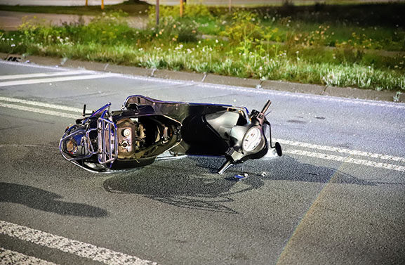 Veel schade bij botsing in Tiel tussen scooter en personenauto