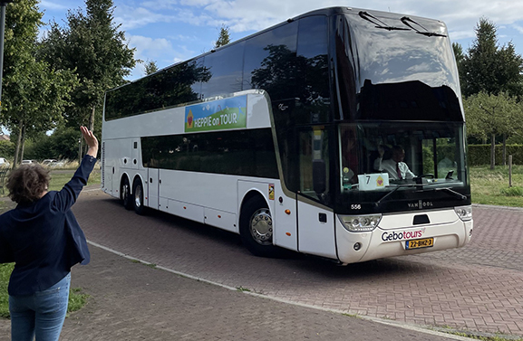Wethouder Bettink-Pierik zwaait deelnemers aan 