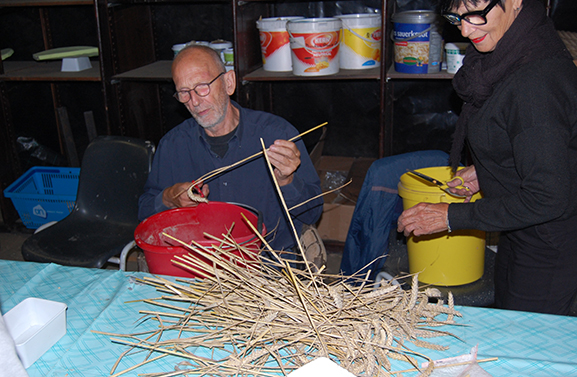 Corsoclub Buren druk bezig met het bouwen van 'De Bestuiver'