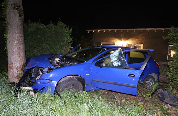 Auto crasht in voortuin in Geldermalsen; bestuurder gevlucht