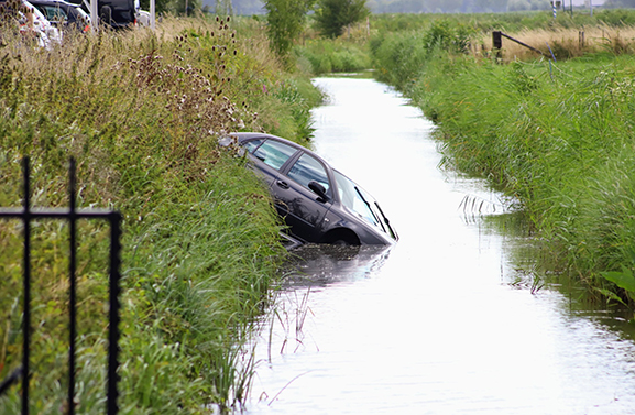 Auto in het water bij GeoFort in Herwijnen