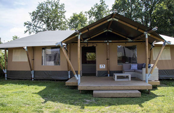 Wethouder Karl Maier op werkbezoek bij nieuwe Glamping de Oever