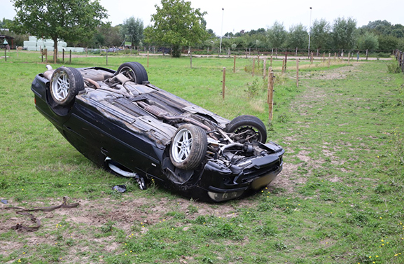 Bestuurder verliest macht over het stuur; auto op de kop in het weiland