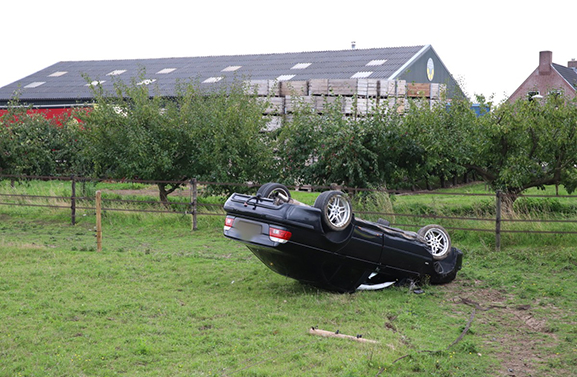 Bestuurder verliest macht over het stuur; auto op de kop in het weiland