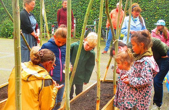 Culemborgse kinderburgemeester Dinthe Meijer opent Bonenhuis