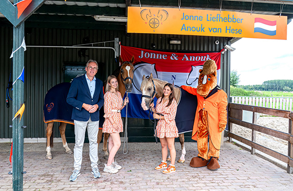 Wethouder Bel huldigt in Hei- en Boeicop Nederlandse Kampioenen paardrijden