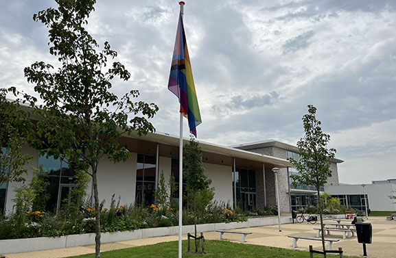 Bij Lingecollege wappert na diefstal een nieuwe regenboogvlag