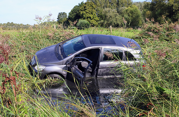Auto in de sloot langs de A2 net voor afslag Culemborg