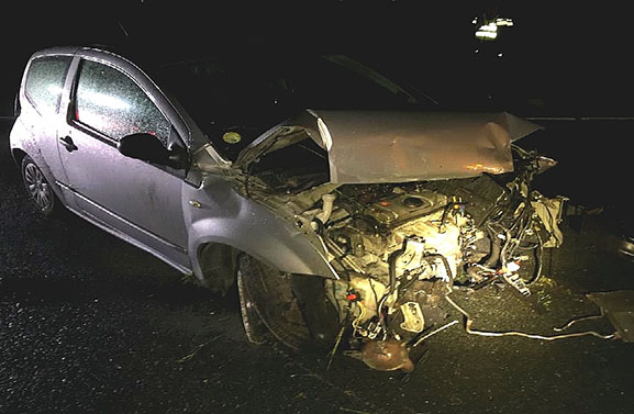 Auto knalt tegen de vangrail op A15 net voor afslag Tiel West