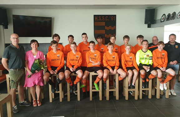 JO17-1 in nieuw tenue dankzij sponsoring