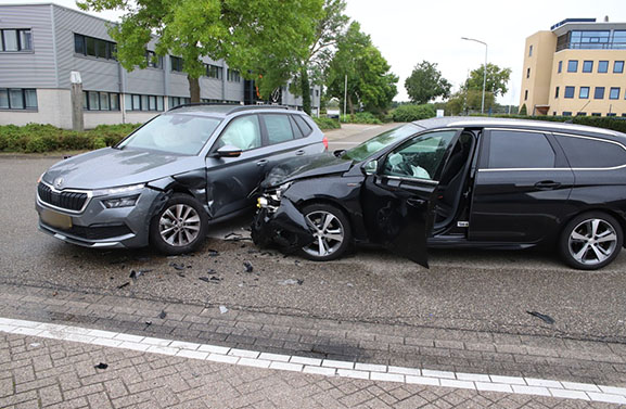 Ongeval tussen twee auto's op het industrieterrein in Tiel