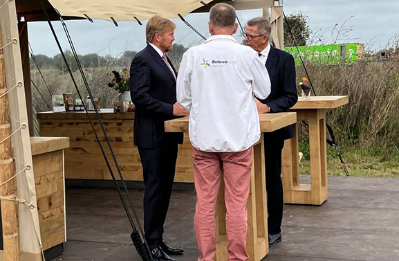 Koning Willem-Alexander opent laadplein voor elektrische vrachtwagens
