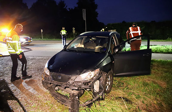 Auto op kop in de sloot langs Provincialeweg bij Thedingsweert