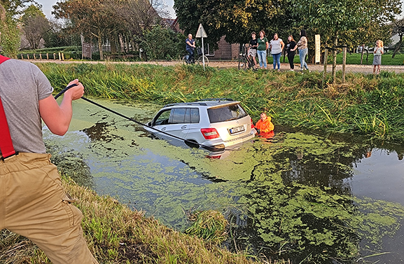 Auto te water bij inhaalmanoeuvre in Nieuwland