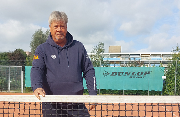 Culemborgse tennisleraar Paul Tichelaar stopt ermee